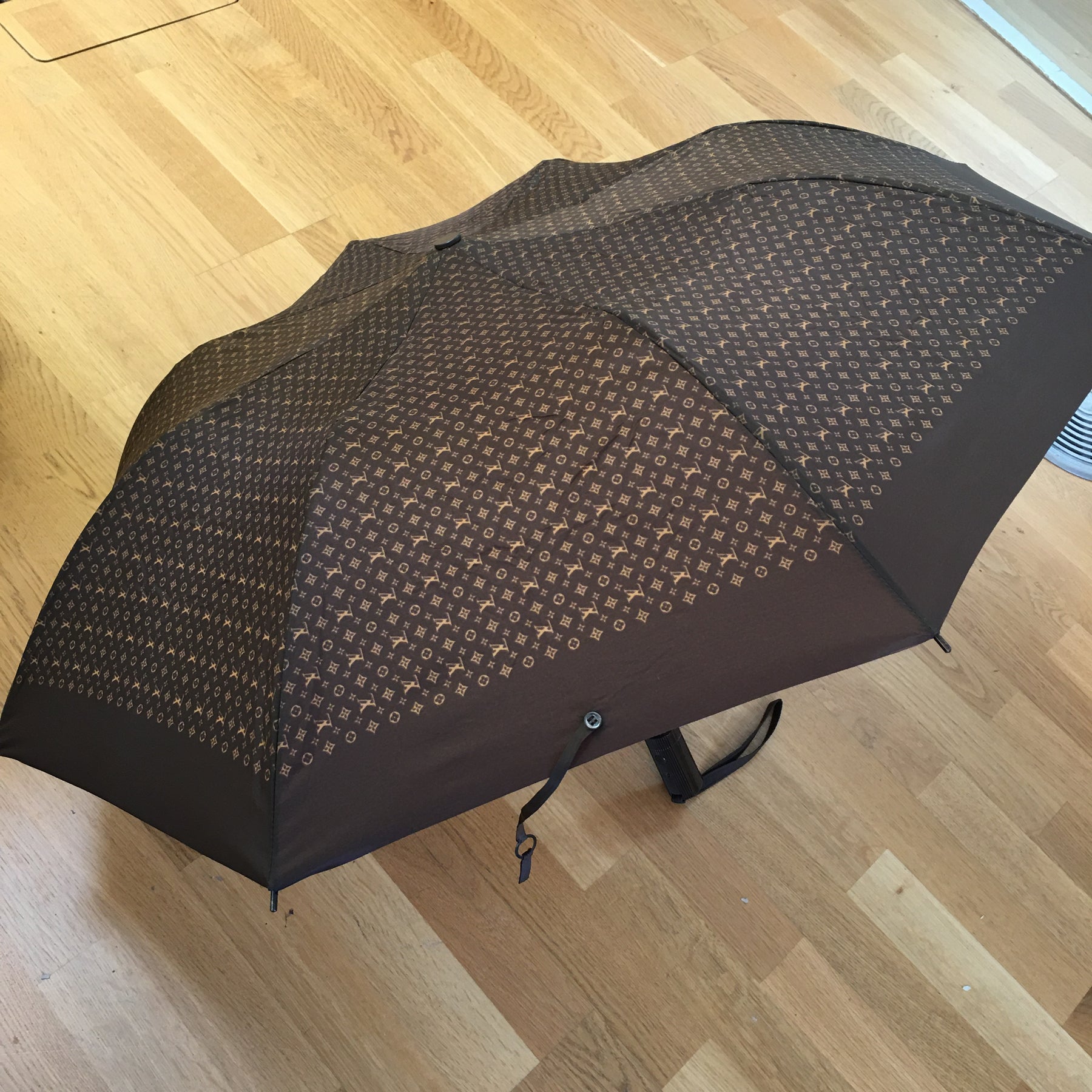 Louis Vuitton Umbrella in Brown Fabric – Fancy Lux